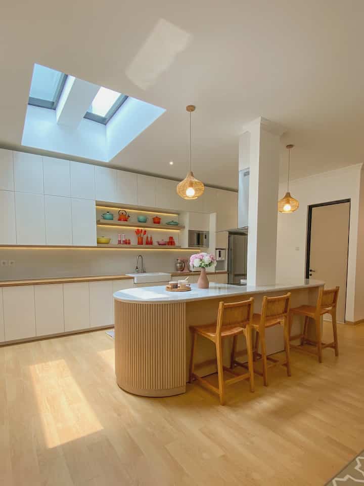 This room represents my personality. OCD freak 🤪. Aku sangat sering baking dan suka memasak, kebetulan suami dan anak2ku jg suka baking dan cooking, jadi memang sengaja menciptakan ruangan dapur ini luas dan tidak terlalu banyak printilan supaya mudah digunakan tempatnya dan gampang dibersihkan juga, selain itu tetap terlihat aesthetic selalu, hehehe

#mykitchenmykingdom
#arieskamarina
#aesthetic
#kithen
#whitekitchen
#ikea
#kitchenaid
#lecreuset
#nespresso 
#kitchenisland
#homestylingbyarieskamarina
#homedecorbyarieskamarina