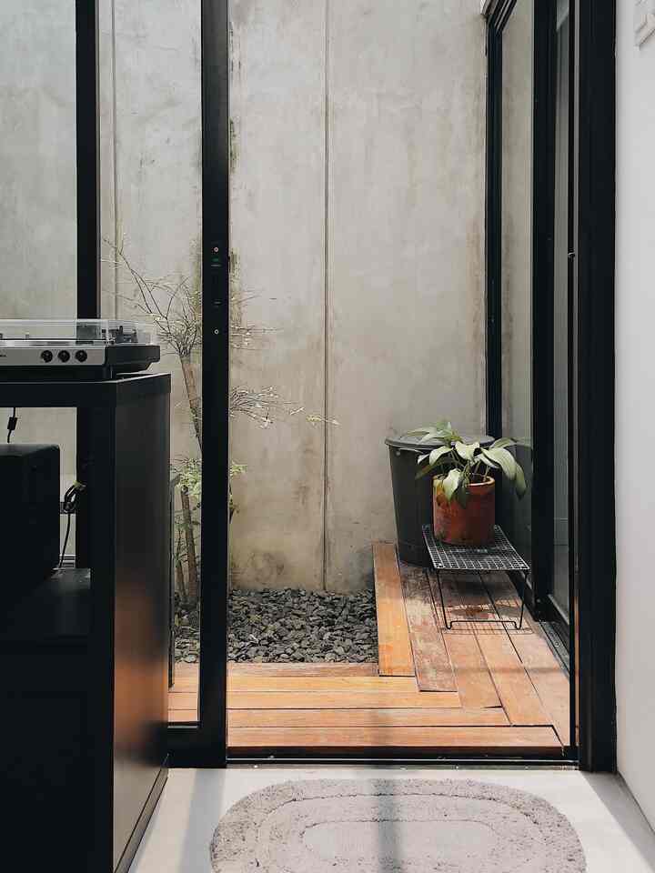 Innercourt mini yang lumayan buat hirup udara segar di pagi hari, dan kadang kalo cuaca lagi adem enak buat duduk bengong liatin langit 
#DesignTaman #IdeTaman #InspirasiTaman #DesignInnercourt #IdeInnercourt #InspirasiInnercourt