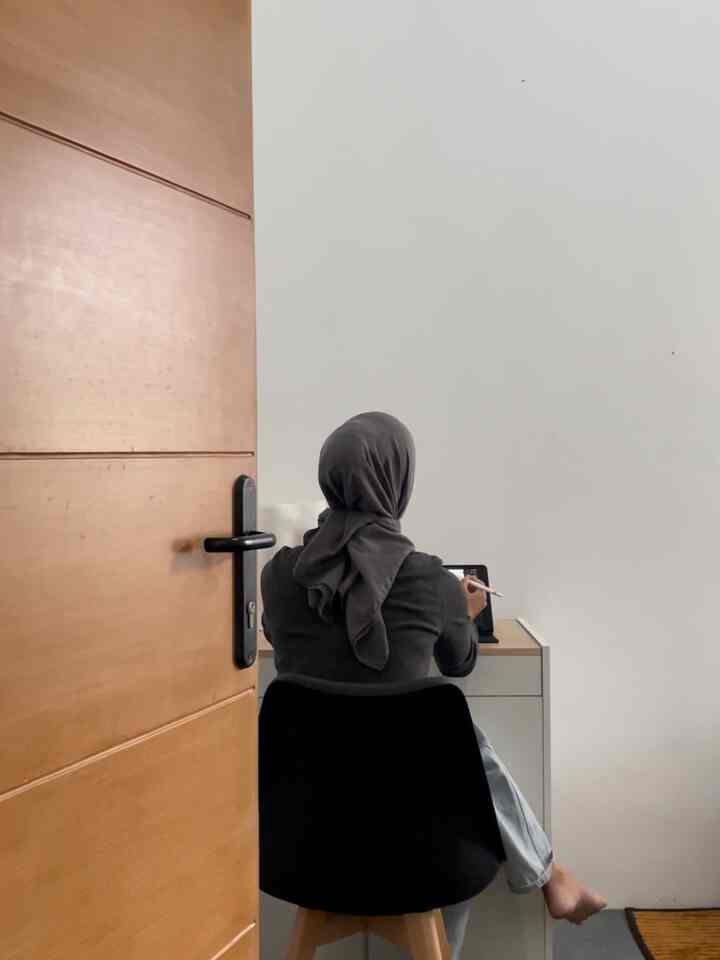 Memanfaatkan sisa space di kamar tidur yang disulap sebagai working area dengan memilih furniture low budget tapi juga multifungsi, selain itu menambah vase dan fragrance membuat working area ini estetik dan nyaman digunakan. Mendekor sudut ini juga tidak membutuhkan budget yang besar, untuk mendekor sudut ini hanya sekitar 2jutaan saja✨

#FancyBudgetMinim #LowEffortFancy #SpillDecorLowBudget #WorkingArea 