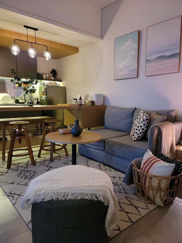 Kali ini kami hanya mengganti beberapa item di living room. Akan tetapi sedikit perubahan ternyata dapat merubah mood ruangan secara keseluruhan. So this is our current Living room, night version. 🤍

#liveslowly #livingroom #nightvibes #ruangtamu #rumahsiwa #japandi