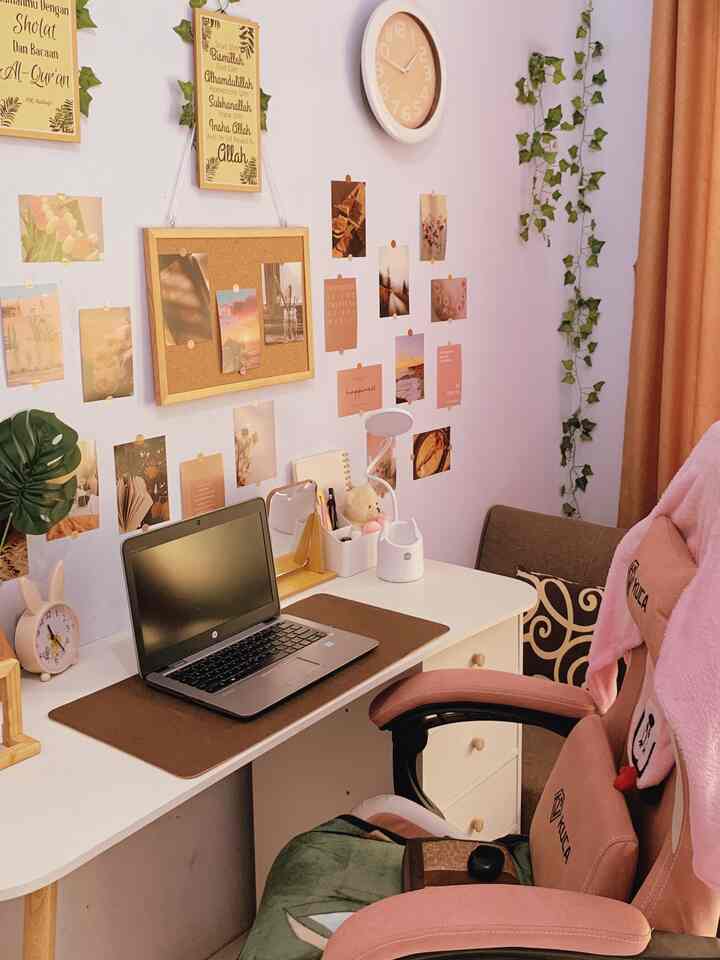 Hai hai hai, pengen ceritaaaa, sebenernya aku tuh pengennya kursi chair kantor/gaming yang warna coklat gitu, tapi nyari yang kualitas oke dan sesuai bugdet itu tak semudah itu. 
Entahlah jadinya malah chair gaming pink ini hehehe.
Sebenernya sih ngga yang pink banget, lebih soft ke peach gitu, yaudahlah yaaa disyukuri dicoba dipake & dinikmati dulu si pinky yang kalo senderan bikin nyaman ini hihi.

#roomstyling #deskdecorideas #deskmakeover 