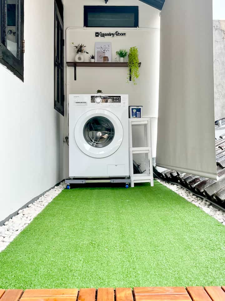 Mini Laundry Room

Laundry room ini terletak di outdoor lantai 2 dengan ukuran 3 x 1 m. Laundry room ini berkonsep semi industrial. 

#laundryroom #inspirasilaundryroom #homeinspo #semiindustrialroom #homedekor #homeeksterior #rekomendasimesincuci #minilaundryroom

