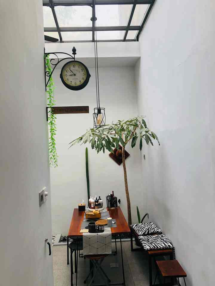 Masih Kithen and Dining Room yang conecting
Dining room yang beratap clear sehingga pencahayaan di siang hari tidak perlu menggunakan listrik, karena open kitchen, tidak lupa diatas atap clear kami buat kisi-kisi lobang angin untuk sirkulasi udara dan bantuan kipas angin

#openkitchen #dapurmodern #diningroom #atapclear #ruangmakan #liveslowly