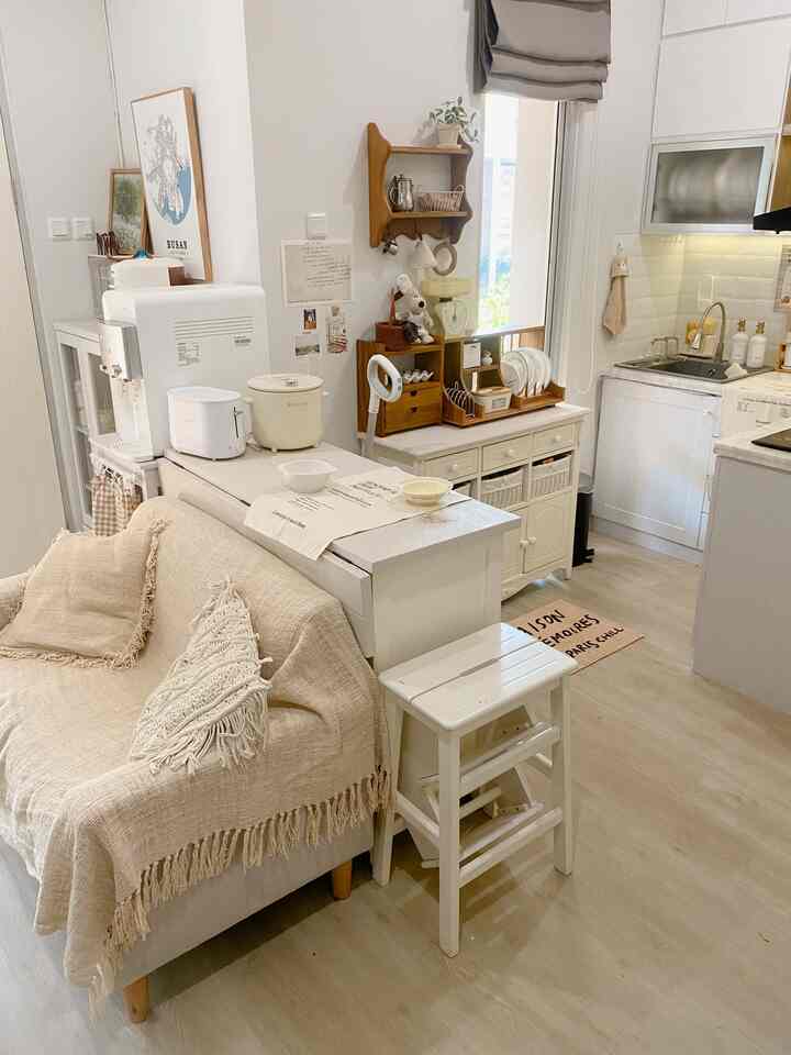 Onespace kitchen & livingroom dipisahkan dengan meja makan island untuk rumah mungilku #livingroom #homestagram #kitchen #dapurmodern #dapurcantik #aesthetic 