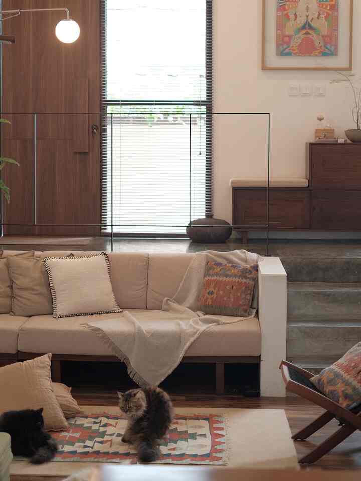 Living room /slash/ guest room /slash/ dining room I guess? Hehe krn konsep open space jadi bisa di pergunakan sesukanya, kalau lagi ada tamu, living room berubah fungsi jadi guest room. Waktunya makan kl lg mau lesehan jg area ini diubah jadi dining room.

#openspace #tinyhouse #tinyhouselivinghigh #livingroom #guestroom #diningroom #cat #ikea