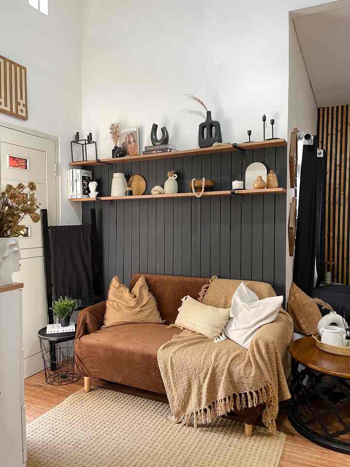 Halo dari Lolla House! 
Awal menempati rumah, kami mendekor rumah dengan nuansa Monochrome selama 4 tahun. Tapi karena kita ingin ada nuansa Warm dan tidak monoton, akhirnya kita memutuskan menambah aksen kekayuan dan tone kecoklatan agar rumah ini lebih berkesan cozy dan compact. 

Dan inilah rumah kami sekarang, yang bernuansa Modern Dark Interior. Karena kecintaan kami dengan warna Bold, jadi di dominasi warna Hitam, Putih, Tan dan Caramel. Tema ini hampir kita terapkan di semua ruangan kecuali di kamar anak.

Kami juga memilih furniture, dan benda dekorasi berwarna bold, seperti Sofa berwarna hitam, vynil berwarna dark wood. dll.

Semoga menginspirasi 🖤

#moderndarkinterior #warmandboldinterior #blackandwood  #bolddecoration #homedecorinspo #roomdecorinspo #aesthetichomedecor #darkdecoration #homeinspiration #roomdecoration #66sqm #rumahmungil #rumahdeveloper #livewithkids #Bandung