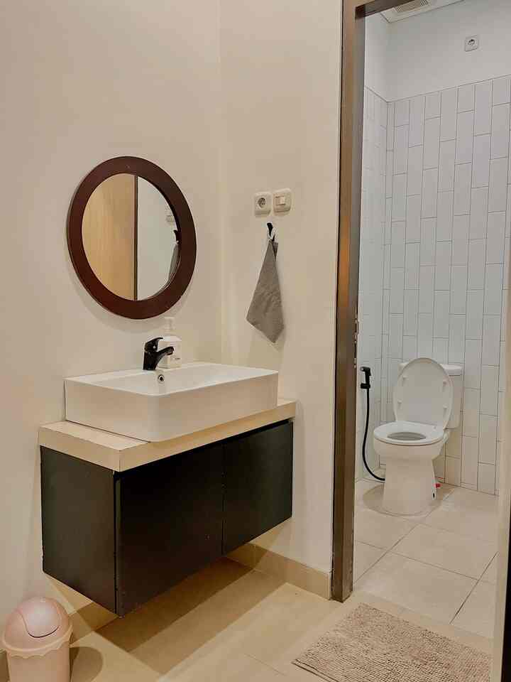 Simple decoration di wastafel lantai 2. Masih pakai futnitur lama karna masih layak pakai juga bisa menghemat biaya renovasi hehe..


#furniturlama
#wastafel
#dekorasikamarmandi 
#bathroomdecoration
#simpledecoration
#minimalis 