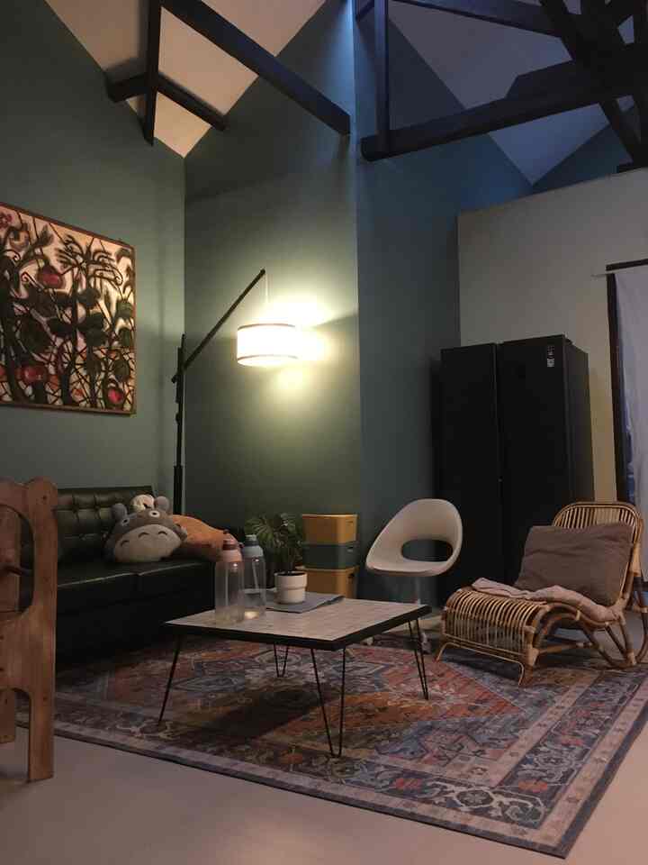 Ruang keluarga di Rumakami sangat spesial karena meja, lampu gantung, dan lukisan di dinding adalah hasil kreasi DIY kami ☺️
.
#livingroom #ruangkeluarga #dekorrumah #dekorruangkeluarga #DIY