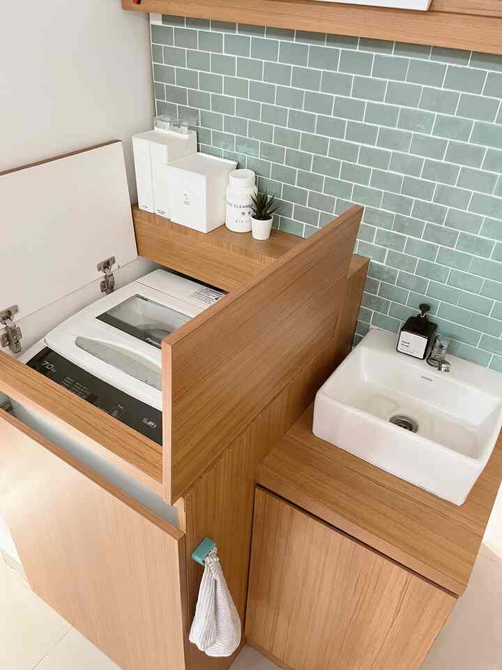 Karena kebanyakan inspirasi laundry room itu buat mesin cuci front load, jadi waktu custom kabinet ini agak rumit karena terbatasnya inspirasi yang ada. Apalagi laundry room ini posisinya berhadapan dengan dining room jadi sebisa mungkin terlihat rapi dan enakdipandang. Akhirnya setelah berbulan2 mencari inspo sana sini, dengan bantuan desain dari vendor kabinet, jadilah laundry room kecil ini yg merangkap tempat cuci tangan, tempat baju kotor, tempat menyimpan alat2 bersih dan mini gudang 😂 Semoga menginspirasi 🤎

#laundryroominspo
#laundrykabinet
#toploadinglaundryroom
#rumahminimalis
#servicearea