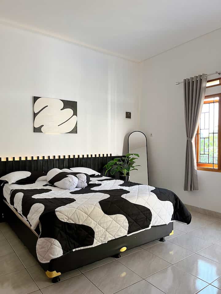 Hai, ini adalah master bedroom di Bumi Gerrd. Kamar berukuran 4x4m yang sederhana. Aku suka kamar ini karna langsung ada akses pintu k teras rumah hehe. Kalau ada mamang paket manggil dan kita lagi ada d kamar ga usah muter dulu untuk ke pintu utama. 

Headbord hasil DIY menjadi salah satu fav aku karna terkesan jadi lebih minimalis dan modern walaupun menggunakan dipan yang jadul. Mirror dan tanaman artificial selalu menjadi dekorasi fav d setiap ruangan. 

Di kamar ini tidak terlalu banyak furniture hanya ada dipan dan meja rias saja. Lemari baju aku pisahkan d ruang WIC agar kamar ini terlihat lebih luas, rapih dan nyaman. 

#bumigerrd #DekorasiKamarTidur #InspirasiKamarTidur #BedRoomStyling #minimalist #monochrome 