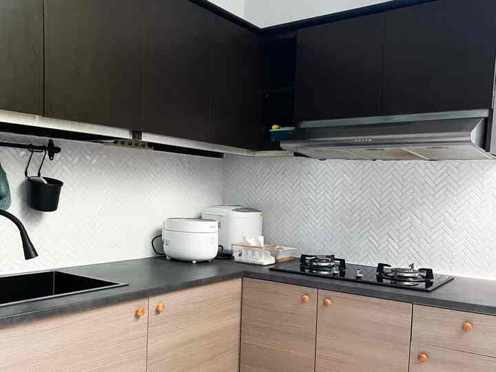 Satu satunya Furniture custom di Greynaehaus rasanya hanya kitchen set ini🍴

Umur lemari dapur ini udah 11 tahun lebih tapi masih kokoh dan bagus kualitas nya.
Warna nya aku pilih cokelat tua agar tidak mudah kotor.

Size nya lumayan besar agar cukup untuk menyimpan semua perabot dapur dari mulai piring, panci, blender dll.

Aku suka top table yang rapih dan tidak penuh dengan barang, agar saat bersih bersih lebih cepat dan gampang.
Jadi semua bumbu dan bahan dapur, aku masukan kedalam lemari.

#customfurniture #personalizedfurniture #uniquefurniture #dapurminimalis #greynaehaus #lemaridapur 