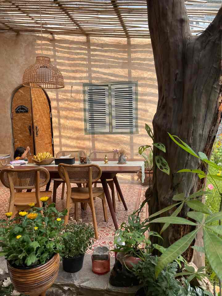 Bagian rumah yang menurut ku paling estetik adalah ruang makan semi outdoor ini. Mengapa? Karena disini tempat kita semua berkumpul dari mulai makan, nongkrong sampai menerima tamu, karena itu kita lebih effort untuk mendecor ruang ini dengan hanyak ta aman hias, barang2 boho, dll. 

#liveslowly
#diningroom
#semioutdoor
#rumahwowi
#morrocohouse
#rustichome
#vintagehome