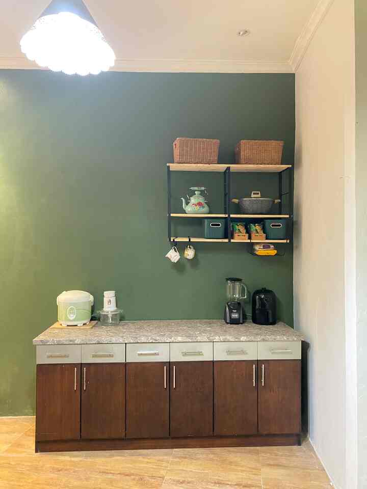 Menata area pantry dapur yang aesthetic tapi juga fungsional✨

Area pantry dapur di rumah orang tuaku ini sebenernya masih tahap makeover. Awalnya ini adalah tempat penyimpanan gelas, piring, dan makanan yang sangat berantakan. Pada makeoverku kali ini aku mau menata pantry dapur ini ala-ala warung atau kerennya sih cafe ((aamiinin aja)).

Agar terkesan akrab aku pakai warna olive green sebagai aksen pada dinding. Warna ini dipilih untuk mempertahankan ciri khas warna hijau kesukaan orang tuaku. Untuk barang dekoratif sendiri aku menggunakan variasi box penyimpanan agar tidak membosankan sekaligus fungsional.

Sedikit tips untuk penataan kitchen, bisa dengan mengandalkan box-box organizer yang bermacam-macam tetapi tetap satu tema & warna dari dapur. Selain itu usahakan area top table clean atau hanya diisi beberapa barang saja. Sisanya baiknya ditaruh di dalam kabinet dan box tertutup.

#KitchenRoomDecor #KitchenIdeas #KitchenInspiration #kitchenmakeover #bekasi #livewithparents
