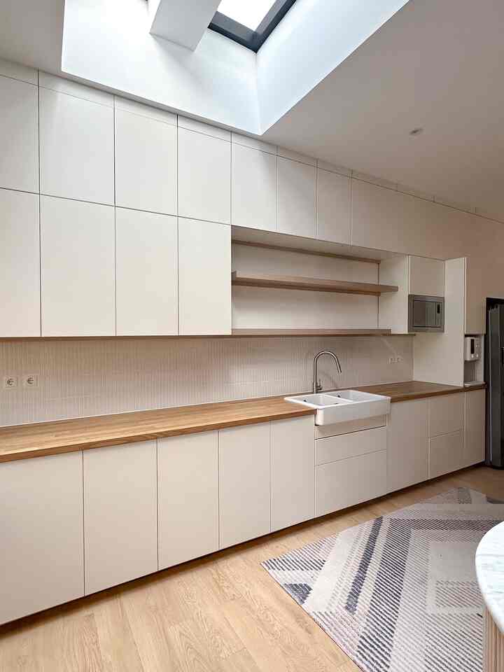 Jangan bosen ya liat dapur ini, cuma segini2 aja soalnya dapurnya. Hahaha ada yang baru lho disini, hayooo apa? Sebenarnya ga mau ada pajangan yang heboh2 pengennya semua tertata rapih didlm kabinet, tapi ini terlalu lucu. Dan ukurannya kecil aja sih…

Pot gemoy, sambil cuci piring bisa memandangi keindahan anak ijo sekarang. Ga mau yg heboh, ga mau yg gede2, kalau bisa segini2 aja mereka 😆😆😆. 

Focal point di kitchen area ini adalah penataan perpancian warna warniku di tengah-tengah kitchenset yang simple berwarna putih dan ada sentuhan kayu pada top tablenya.

#kitchen
#aesthetickitchen
#whitekitchen
#kitchenstyling
#kitchendecorideas
#kitchenmakeover