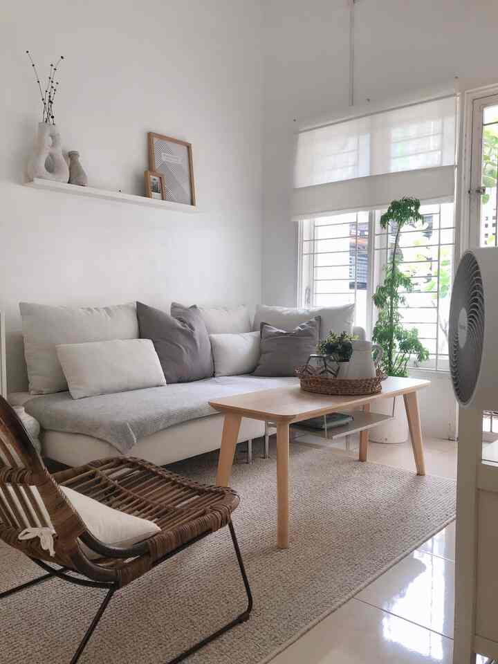 #livingroomstyling 
#livingroomdecor
#livingroommakeover

Konsep livingroom di #rumahrazil ini pengennya yg tidak terlalu kaku, lagi2 karena space terbatasnya. Satu ruangan ini mencangkup livingroom, workspace, ruang nonton tv. Karena itu sofa yg dipilih juga yg bener2 nyaman. Walaupun agak bulky tp ini salah satu best buy dirumah kami. Apalagi kami juga jarang menerima tamu jadilah ini livingroom serba serbi. Semoga menginspirasi yaa❤️