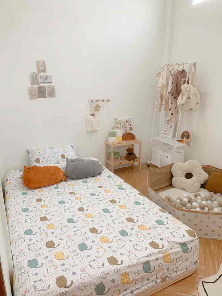 Ig: @rumah_fish
Dekorasi kamar anak
Mau sharing sedikit tentang mendekorasi kamar anak.. pemilihaan cat tetap mendominasi warna putih dengan beberapa dekorasi mainan yang penuh dengan warna..bagian yang paling penting untuk dekorasi kamar ini adalah kolam bermain anak.. disini anak bisa mengeksplorasi berbagai jenis permaninan mulai dari bermain bola, pasir atau pun permainan lain nya. Kolam ini pun bisa dipakai untuk mandi ya.. dan unik nya lagi bisa dilipat jadi hemat tempat. Kamar ini dilengkapai beberapa storage juga untuk menyimpan mainan agar tetap terlihat rapi.
Semoga bermanfaat ya 🤎🤎

#dekorasikamaranak
#inspirasikamaranak
#kidsroomstyling