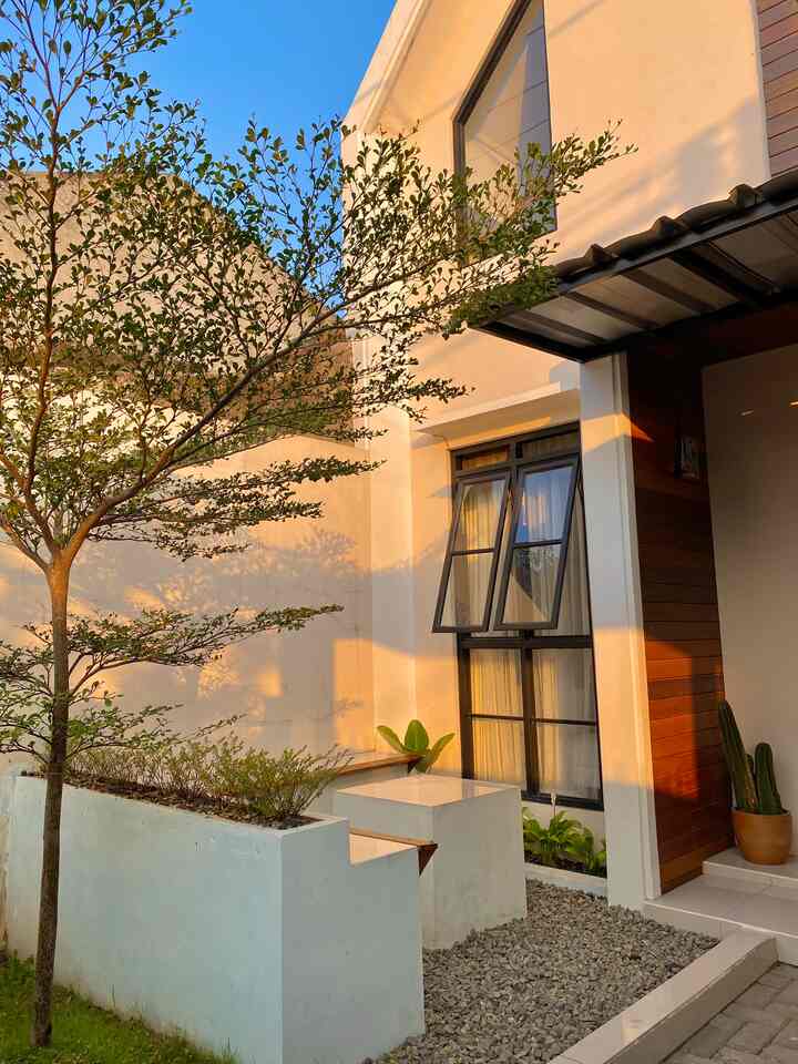 Salah satu wishlist saat membuat rumah adalah menyediakan sedikit lahan untuk area taman. Taman dan tanaman adalah kesatuan yang tidak dapat dipisahkan. Tanaman merupakan salah satu komponen yang menurutku 'wajib' berada di taman. Tanaman berguna untuk menyaring udara menjadi lebih segar, juga dapat membuat relax pemiliknya. Kami memilih tanaman yang low maintenance, seperti calathea lutea, peace lily, dan ketapang kencana yang banyak terinspirasi dari akun home decor lainnya yang sudah jauh lebih dulu dalam mengelola taman. Selain itu, ada beberapa tips yang dapat diambil. Sebagai contoh, penggunaan paranet sebagai alas taman sebelum dipasangnya batu split guna menghambat pertumbuhan tanaman liar. Ternyata tips ini cukup works setelah dilihat tidak adanya pertumbuhan tanaman liar after pemasangan 8 bulan. Selain itu, pembuatan bangku taman yang banyak terinspirasi dari coffee shop diterapkan di rumah agar tetap terasa healing walau di rumah saja.
#rumahtanpaarsitek #selfmakeover #DIY #bandung #taman #inspirasitaman