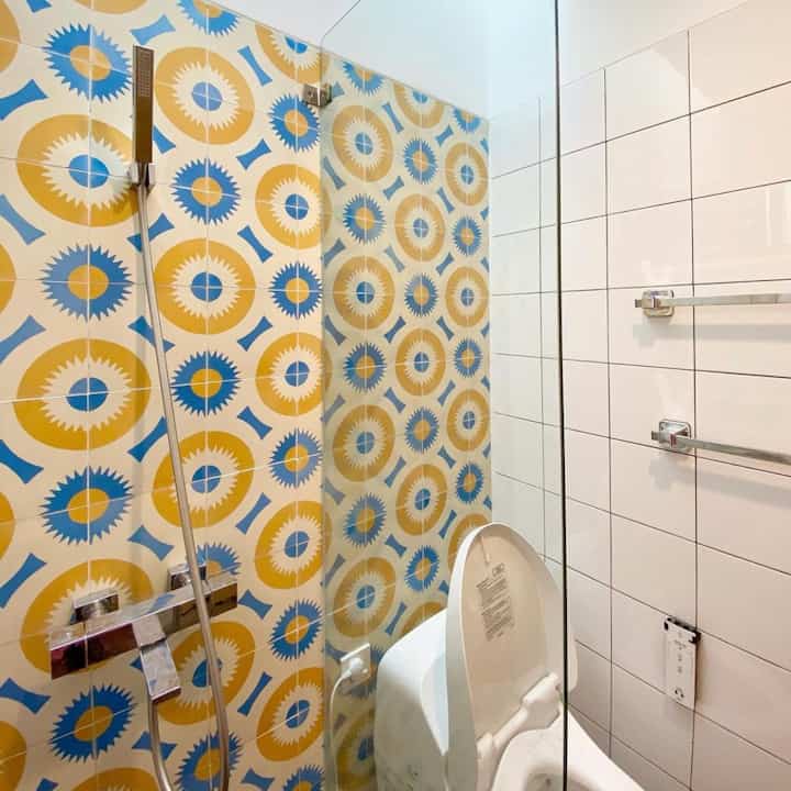 Kamar Mandi anak ukuran 3x3 dengan skylight atau pencahayaan alami. washtafle dibuat pendek mengikuti jangkauan anak-anak sehingga memudahkan anak kami untuk memakai nya. warna tegel yang cerah turut memberikan warna yang bright atau cerah, sehingga kamar mandi tidak terkesan gelap dan kotor. #bathroom #childrenbathroom #neatandclean #minimalis #tegel #cermindinding #interiordesign