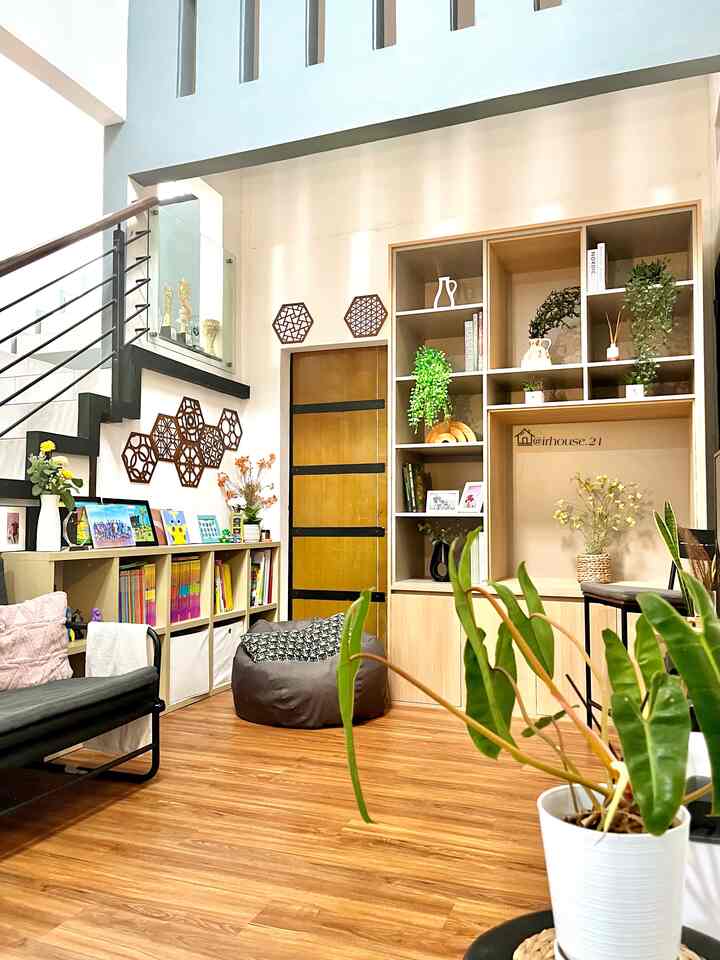 Ruangan fav anak-anak cowo karena disini mereka bisa nonton,main PS dan berkreasi. Kalo mamanya paling sering nonton drakor disini. Lebih ke family room sih ruangannya. Selling point ruangan ini lantainya yang udah pakai vinyl bikin makin cozy ngumpul disini.

#familyroom #kidsroom #industrialroom #familyroomstyle #vinylfloor #familyroomideas #lifewithkids #depok #rumahtanpaarsitek