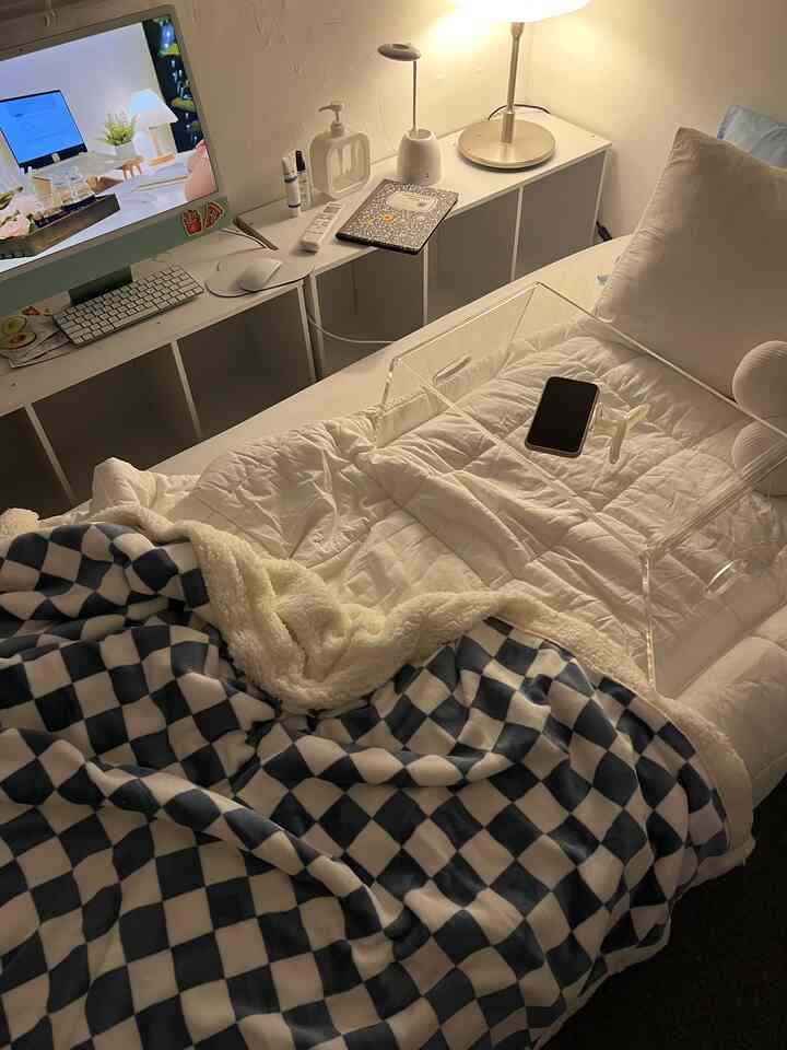 The way I style my room so it looks aesthetic is by using lights. Apart from being a decoration item, choosing the right lamp can change the atmosphere of the room to make it more comfortable and aesthetic, especially at night.

#koreanstyle #aestheticbedroom #decorativeitems #homestyling #roomstyling #roomdecor
