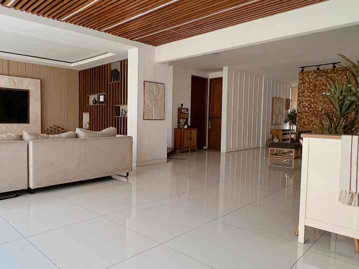 Tema Rumah ku modern kontempores dgn dominan furniture berbahan kayu, nuansa tone yg kami pilih juga warna netral seperti coklat dan putih. 

Utk di lantai 1 kami jg memiliki konsep open space dimana living room dan kitchen menyatu supaya ruangan terlihat lapang. 

#modernkontemporer #homedecorinspo #roomdecorinspo #aesthetichomedecor #livewithkids #tangsel 