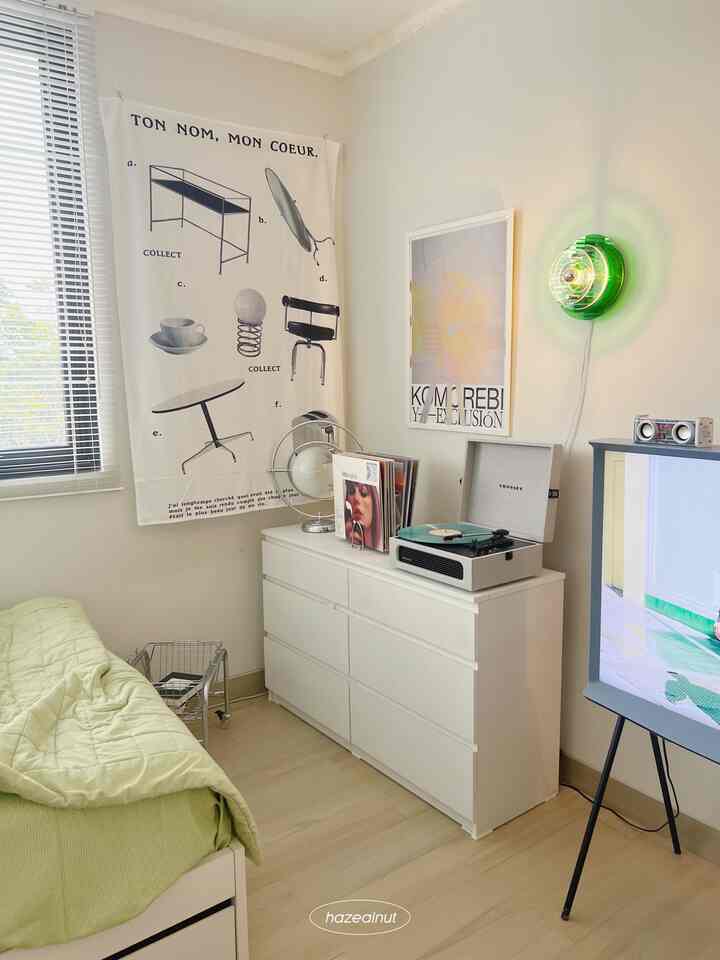 sudut musik 🎶

#meja putar #vinylrecord #hazealnut #aestheticroom #rumahestetik #koreanstyle #samsung #tvsamsung #crosleyvoyager #kamartidur