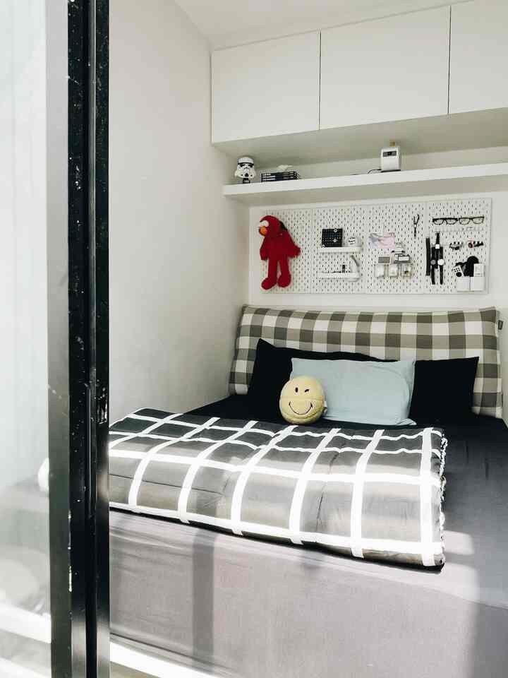 Kamar tidur saya berbeda dengan style rumah yang industrialis dan kental dengan unsur besi dan hitam. Di kamar tidur ini sengaja dipilih warna putih dan elemen dekorasi yang warnanya tone down dan terkesan monokrom. Selain biar lebih estetik juga agar suasana ruangan tidak terkesan sibuk dan memberikan ketenangan saat istirahat.

Pemilihan dekorasi pun dipikirkan dengan seksama agar tidak hanya menjadi pajangan atau “collecting dust”. Dekorasi yang saya pilih juga memiliki fungsi, seperi kalender mini diatas kasur dan candle warmer di kabinet dekat pintu masuk.

#decorativeitems #homestyling #roomstyling #homedecor #roomdecor #bedroom #white #minimalist #industrialist