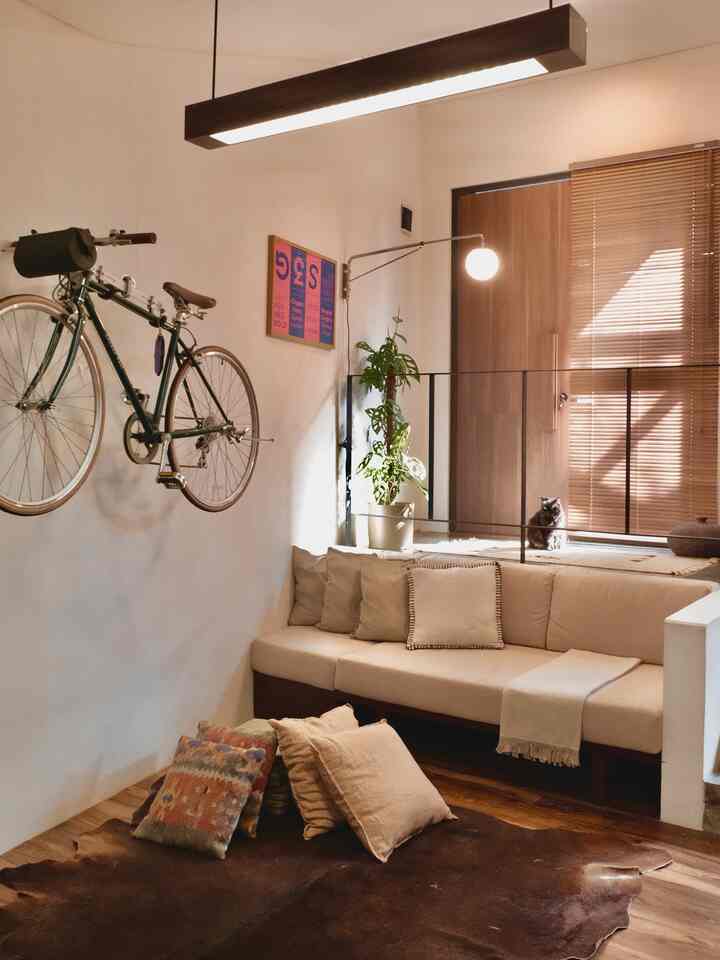 Printilan dekorasi untuk rumah dengan syle Mid Century Japanesse. 4 element dekorasi yang bisa kamu explore anatara lain:
1. Artwork
2. Vase
3. Tanaman indoor (pilih pot yang menarik)
4. Cushion

#tinyhouselivinghigh #midcenturyjapanesse #livingroom #dekorasirumah #decorativeitems #homestyling #homedecor