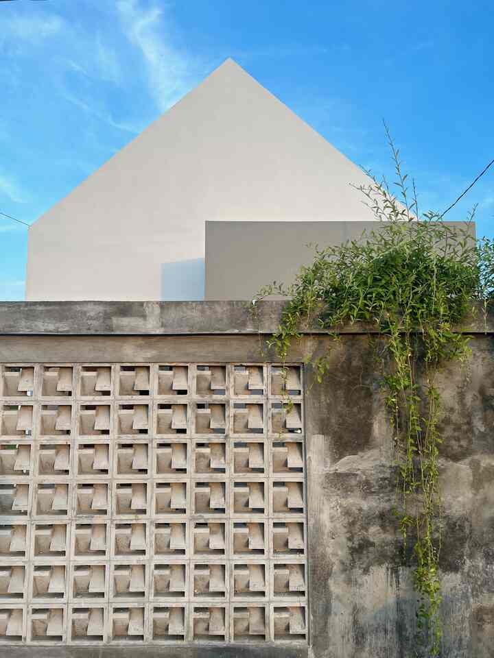 Progress fasad yahg sebenarnya baru 80%. Kami menampati rumah ini dalam keadaan belum selesai finishing (belum cat), sehingga kami memfokuskan untuk membenahi interior terlebih dahulu, exteriornya di terakhirkan, agar kami merasa nyaman tinggal di dalam rumah. #DesignFasad #IdeFasad #InspirasiFasad #catjotun #jotunexterior #jotun