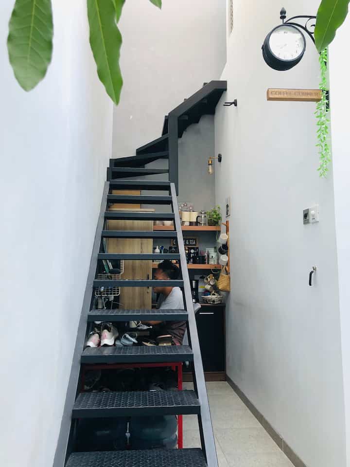 Coffee Corner

Satu sudut yang disukai pak Su, sudut WFH dan coffee corner. Area yang luasnya minim, kami memanfaatkan ruang bawah tangga yang ke service area. 
 #coffeecorner #areabawahtangga #sudutwfh
#homedesign #homedecor #homecafe #liveslowly