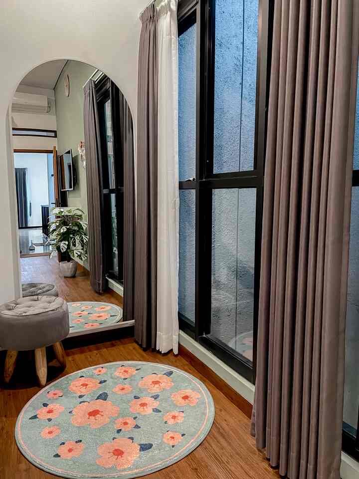 Sebagai cewek yang matanya minus 5, pasti butuh banget sama yang namanya kaca gede kaya gini di kamar. Selain buat outfit check, kaca ini juga suka aku pake buat dandan dengan jarak 1cm dari muka 🙂 that’s why aku gak bisa kalo pake meja rias, karena si mejanya bikin ada jarak yg bikin aku susah liat kalo dandan. Terutama eye make up🤪. Ya begitulah sudut kaca ini tercipta. 

Foto di slide berikutnya adalah gambaran kamar kita yg tersage-sage.

🪴🌳 #kamartidur #inspirasikamartidur #kamartidurutama #rumahbandung #interiordesign 