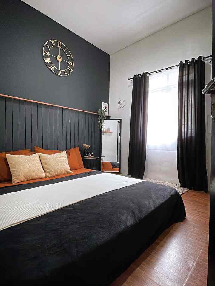 Kamar 2.9m x 2.8m yang bernuansa Warm and Bold ini cuma di makeover low budget loh, cuma di tambah #wallbatten dan di cat hitam di 1 sisi dinding untuk aksen, dan diberi sentuhan warm dengan #karpetvynil. Lanjut di beri sentuhan dekorasi sprei, gorden dan karpet dengan tone senada. 

#kamartidur #kamarutama #masterbedroom #warmandbold #minimalis #minimalistbold #zarraawwrr #ikea #finetrus #mainara #epicmenic #informa #wallbatten #makeoverlowbudget #inspirasikamar #bedroom #masterbedroom 