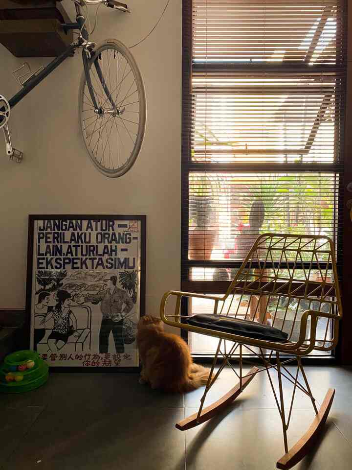 Kucing kami sedang menikmati seni #livingroom #senikanji #onna 