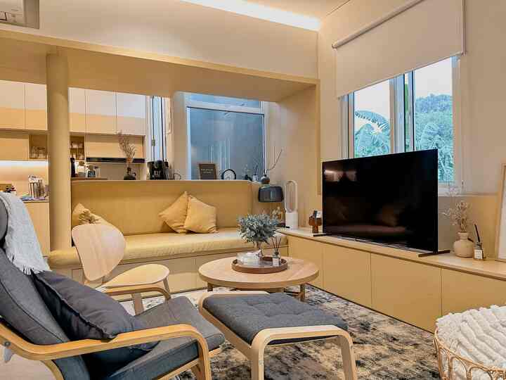 Fancy look with minimal budget?
Why not!

Making your house look fancy doesn't always mean you have to use super expensive items...
In fact, many items/objects around you that look like they have become trash can be used as decoration.

Like in this house, not all the decoration items in this house are expensive.
I bought some of the vases in online shops at very pocket-friendly prices, the rest I bought dried flowers/artificial plants/or I even just took dry, broken twigs from around the house...
The result? Can create a fancy look with minimal budget..

Then I also bought a frame which was still relatively cheap, I made my own picture design and printed it at a special printing service, so it became a wall art decor at home at a reasonable price, instead of having to buy a very expensive painting...

Apart from that, there are several items that can make your house look fancy,
One of them is using carpet, vinyl flooring and table lamps, which are now widely sold in online shops at quite cheap prices.

What do you think friends?

#FancyMinimumBudget
#LowEffortFancy
#SpillDecorLowBudget
#JapandiHome #JapandiDesign #JapandiLivingRoom #RumahCluster