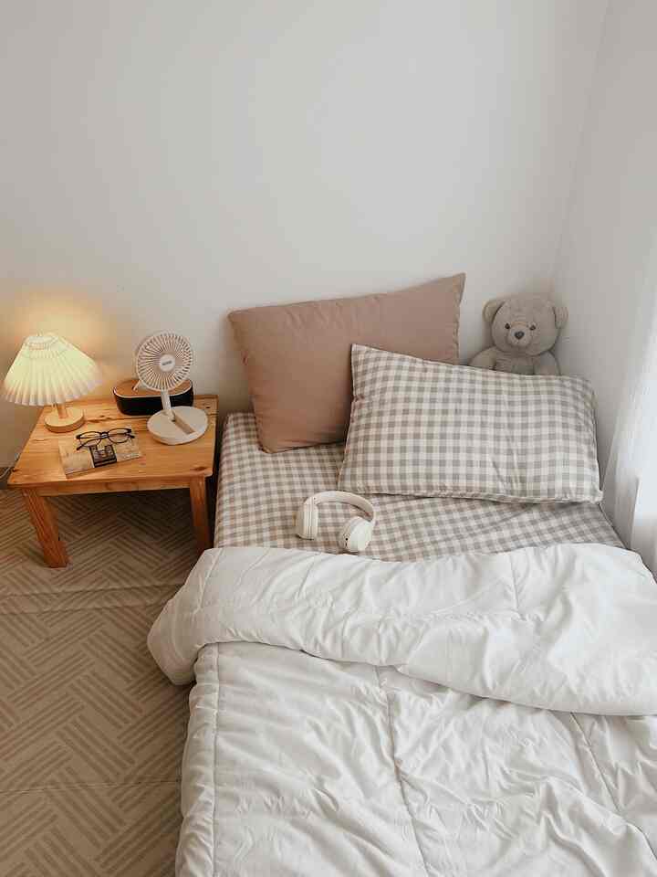 My weekend mood 🥰
Kamar ini sebenarnya jarang dipakai karena jarang ada tamu atau saudara yang datang menginap. Jadi kalo weekend atau lagi pengen fokus dan menyendiri, aku suka rebahan di sini🩷

#bedroom #kamarminimalis #homedecor #kamar #weekendmood