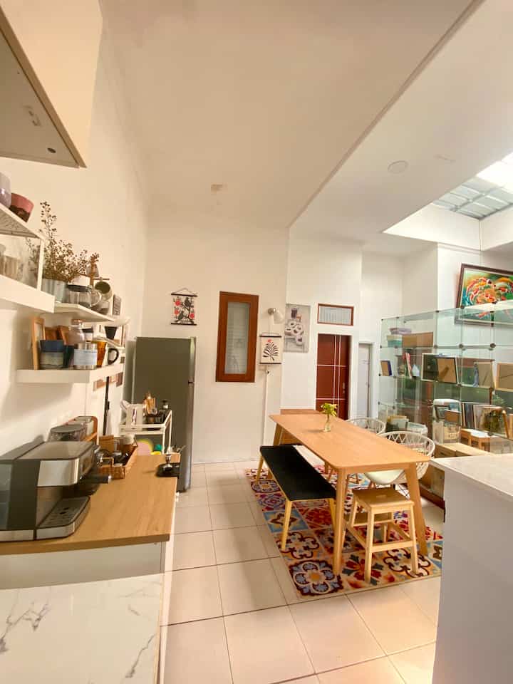 #BTNOAS5

Dining room yang diset bersebelahan dengan Coffee bar. Jadi spot favorit di rumah☺️