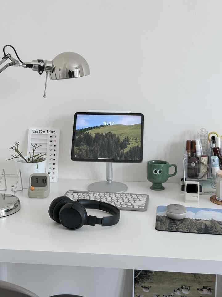 Ruang Hijauku 🍃🌳

#desksetup #deskinspo #desktop #aestheticgreen #workspace