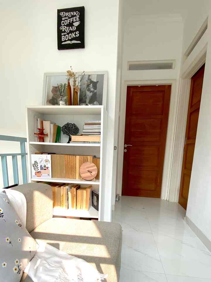 Sinar matahari Minggu pagi mulai turun ✨
Mengganti sisi buku yang saya simpan memberikan tampilan pedesaan karena halaman lama yang menguning. Namun saya menyukainya karena tampilannya lebih minimalis karena tidak banyak warna yang bermunculan.
Semoga akhir pekanmu menyenangkan ya teman-teman Rumah 🫶🏼
#minilibrary #bookcase #ruangbaca #bookcorner #readingcorner #rumahminimalis #rumahdeveloper #cibubur #rumahmungil