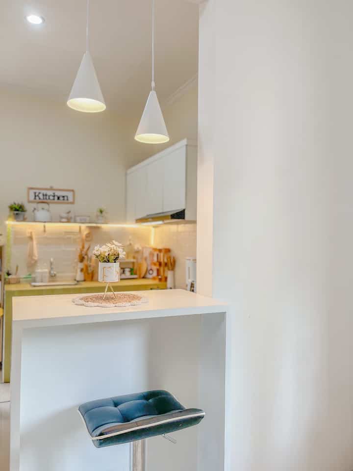 Dapur minimalis ini memiliki minibar mungil yang fleksibel (menggunakan kayu supaya bisa mudah dipindah-pindah dikarenakan minimnya ruangan) 
selain itu juga menggunakan konsep semi tertutup, kami menggunakan kitchen set sebagian, guna membuat dapur lebih rapi, tetapi juga menggunakan ambalan terbuka, untuk menata printilan aesthetic di dapur supaya lebih hidup estetikanya ✨

#kitchenstyling #kitchendecorideas #kitchenmakeover #kitchen #dapurmungil #dekorasidapur 