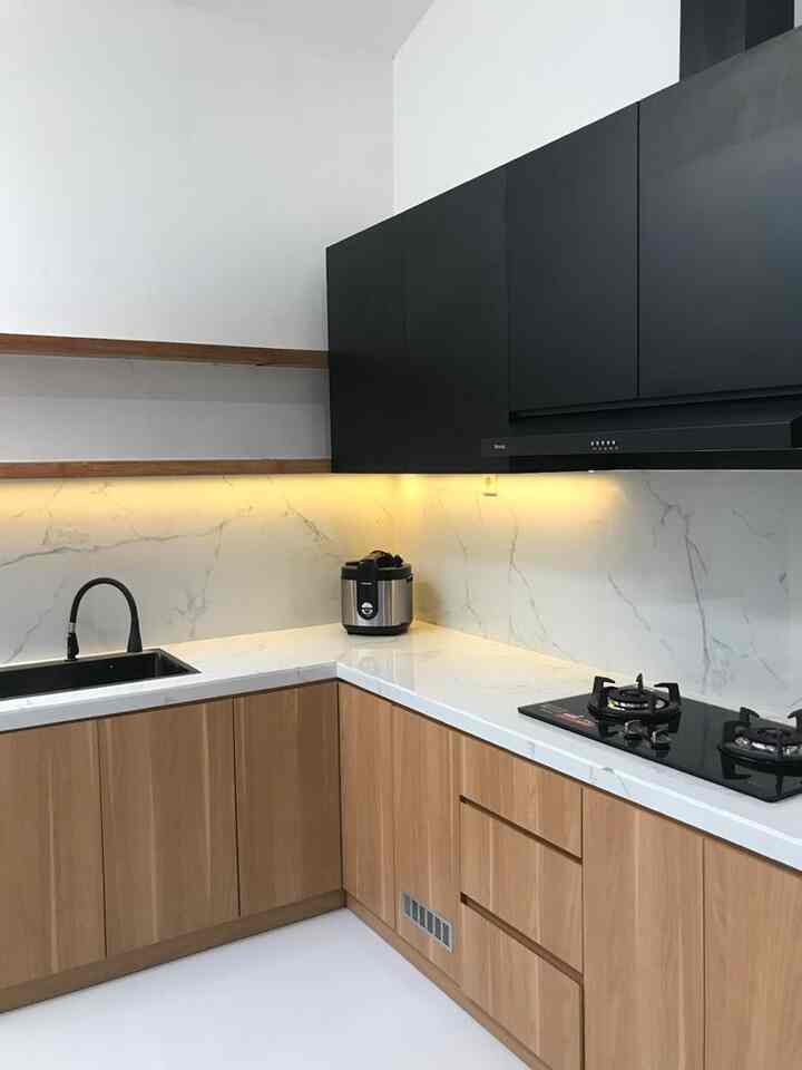 before after dapur impian
Dapur impian ku yang pelan2 terwujud

simple dengan nuasan kayu, hitam dan morif granit.
ga banyak barang yang disimpan di top table ini supaya tetep terihat rapih

#dapurimpian #dapurmodern #openspace #rumahminimalis #frugaliving #masakanrumahan 