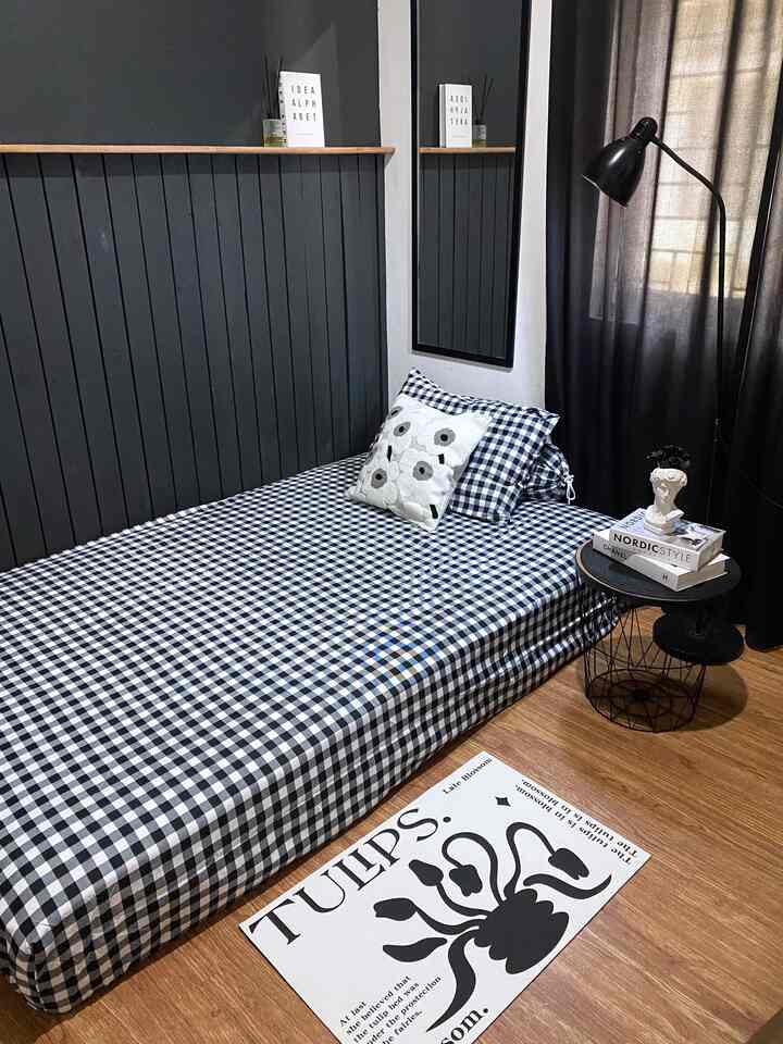 Bedroom Refresh 🖤
Ganti suasana dengan geser-geser posisi kasur dan re-decorate biar beda vibesnya. 😍🖤

#bedroom #bedroomdecor #makeoverkamar #inspirasikamartidur #kamartidurutama #dekorasikamartidur #minimalistbold #minimalistwarm #monochrome #rumahmungil #rumahdeveloper #Bandung #bedroomstyle #livewithkids #zarraawwrr
