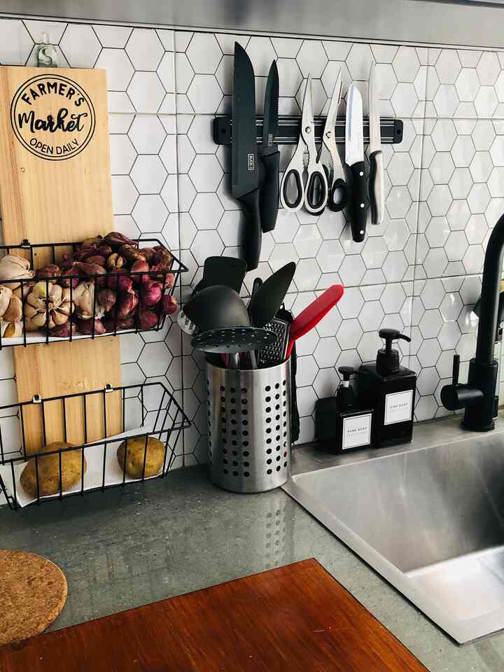 Small things make different

Several small decorations make the room aesthetic, with monochrome tones combined with wood and green colors from plants to make the room warmer.

#smalldecoration #decorationsinspo #hiasanrumah #pernakpernikruangan #monocrom #pernakpernikrumah #homedesign

