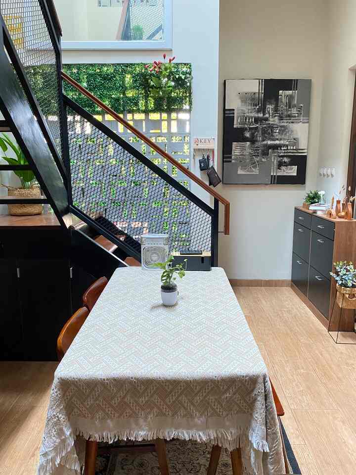 Suasana pagi hari di pesona jiten

Pemandangan pagi di dalam rumah berhubungan juga dengan dekoratif yang kita gunakan

Pesona jiten lebih dominan kepada nuansa homey dan hijau dengan sentuhan tanaman asli maupun artificial

#suasanapagi
#dekorasiruangtamu 
#barangdekorasirumah 
#homedekorlowbudget
#japandi
#semiindustrial
#rumahhomey
#homesweethome
#bsd
#jakarta
#rumahidaman
#rumahvilla


