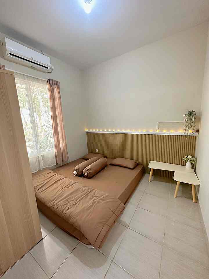 Kamar tidur utama ukuran 3x3 baru banget selesai di make over 

Awalnya ngerasa sempit pake kasur sorong, akhirnya aku upgrade kasur di bawah biar ruangan makin terlihat luas. Nah disini yang kurang lukisan untuk di tembok di atas panel dowel dan dipan kasur yang pendek..

Masih menabung dulu untuk nambah dekorasi di kamar ini..

Rasanya makin nyaman tidur di kamar sederhana ku 🥰🥰

#kamarutama #interiorkamartidurutama 
#makeoverkamar #inspirasikamartidur #livewithkids