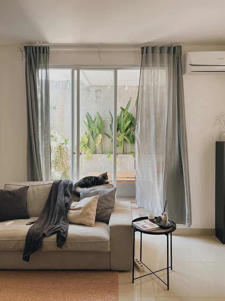 Selamat Siang Tetangga O House!

Ini adalah spot ruang keluarga atau living room di #casadirio. Nah, ruang keluarga ini menyatu dengan patio taman samping rumah kami. Ukuran rumah kami sebenarnya adalah 12mx6m namun kami memiliki halaman samping sebesar 30m2 yang bisa kami manfaatkan untuk patio, garasi, dan gudang rumah kami.

Sebelum memutuskan membeli rumah ini, kami sudah berkonsultasi dengan Adik kami yang bekerja sebagai kontraktor di salah satu company di Indonesia untuk merenovasi rumah kami: mengubah halaman samping 30m2 menjadi sebuah taman, mini patio, gudang, dan juga garasi.

Kami menggunakan jasa kontraktor adik kami karena dia sudah berpengalaman dibidang bangun membangun sarana dan prasarana. Untuk design patio nya, Pakbojo membantu mencari referensi yang cocok untuk kebutuhan kami. Kami merenovasi halaman tsb menjadi patio agar kami dapat menggunakan patio tersebut untuk berkumpul bersama keluarga dan teman kami.

Kami menggunakan patio tersebut jg sebagai tempat kerja outdoor kami jika kami bosan dgn suasana indoor workspace kami. Untuk designnya kami sesuaikan mood nya dgn di coffee shop outfoor agar vibe nya berasa di cafe2 gitu. Semoga bisa menjadi referensi untuk merenovasi patio kamu ya 😉 #bangunrumah #renovasirumah #arsitekrumah #minimalist