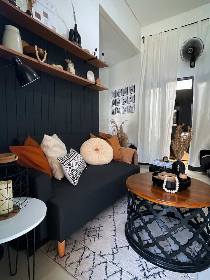 Living room di rumah ini masih bernuansa bold and warm, dengan pemilihan sofa warna dark grey yang senada dengan warna cat wallbatten. 

Dekorasi nya selalu disesuaikan dengan mood, yang biasanya diganti 1 bulan sekali biar nggak bosen. Kali ini masih di dekorasi bohemian dengan dominan warna caramel, teracotta dan cream dengan tambahan aksen cushion dan karpet yang bermotif ethnic boho.

Untuk Perintilan dekorasi biasanya aku beli di e-commerce atau store seperti ikea atau informa.

Semoga menginspirasi 🥰🤎

#livingroomstyling #livingroomdecor #livingroommakeover #livingroom #inspirasiruangtamu #ruangtamu #ruangtamukecil #ruangtamumungil #dekorasiruangtamu #bandung #zarraawwrr