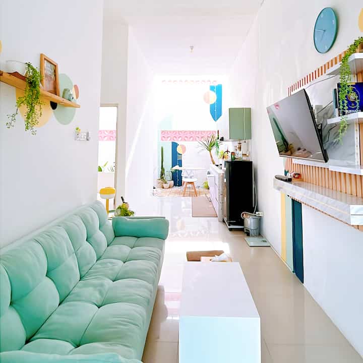 Kalau ditanya tema rumah nya apa suka bingung sih hehe karena aku design rumah ini sesuka suka nya aja. Se warna warni mungkin tapi tetep serasi. Terinspirasi dari lolipop🍭 banyak warna tapi tetap senada aku bawa ke nuansa rumah ini. 

#rumahestetik #rumahcolorful #rumah #rumahwarnawarni #rumahmodern #aesthethichomedecor #colorful #roomdecorinspo