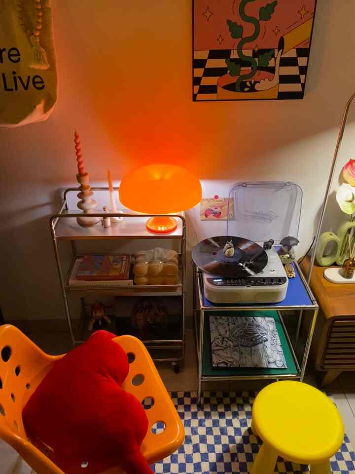 […Lanjutan dari unggahan sebelumnya]

Ini adalah space paling favorite dari ruang tamu ✨

Free time at night is the best time to listen to music from a vinyl turntable player 🎶

#myfavoriteroom #myhousestory #myfavoriteitems #midcenturymodern #depok #decorativeitems #roomstyling #decorlowbudget #roomdecor