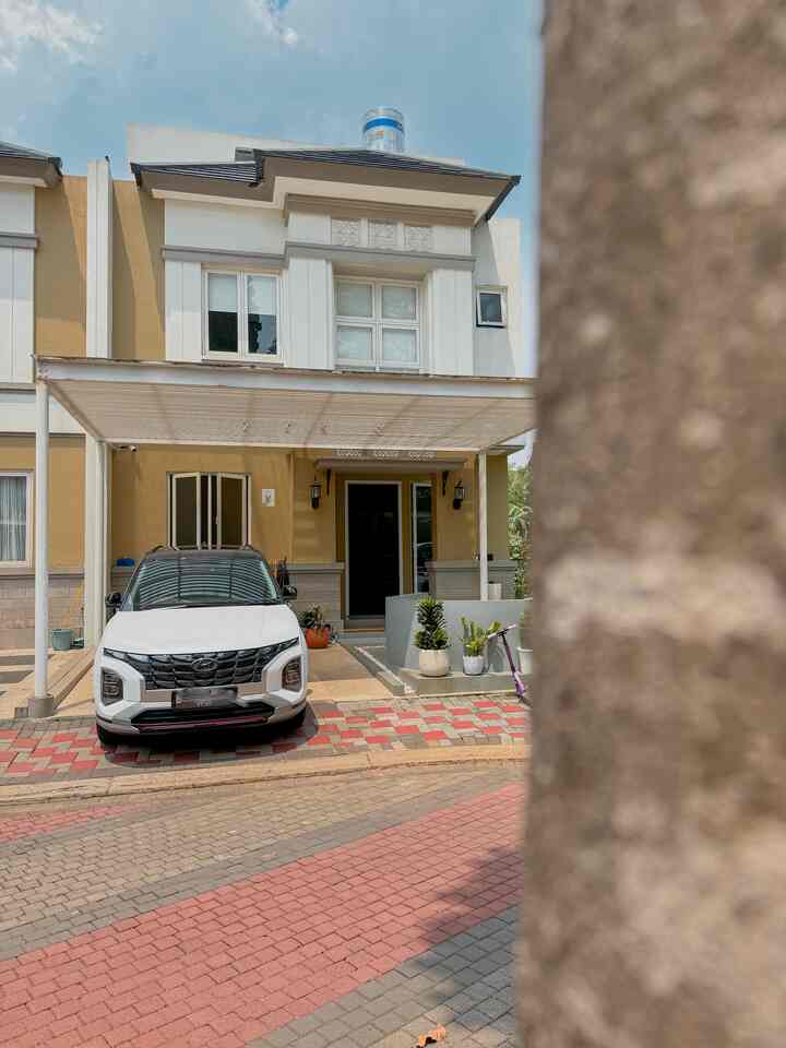 Untuk Fasad dirumah ini sesungguhnya masih bawaan developer yang memang belum bisa diubah2..

Masih bergaya minimalis seperti kebanyakan rumah cluster.
Dengan tembok didominasi warna broken white dan coklat..

Namun disini kami menambahkan patio sebagai area kumpul santai diluar dan area menerima tamu, serta pemasangan kanopi dengan gaya minimalis industrialis…

Dan supaya tidak gersang kami berikan beberapa tanaman2 hijau, dan pohon cemara 

#DesignFasad 
#IdeFasad
#InspirasiFasad 
#MinimalisHome 
#JapandiHouse 

