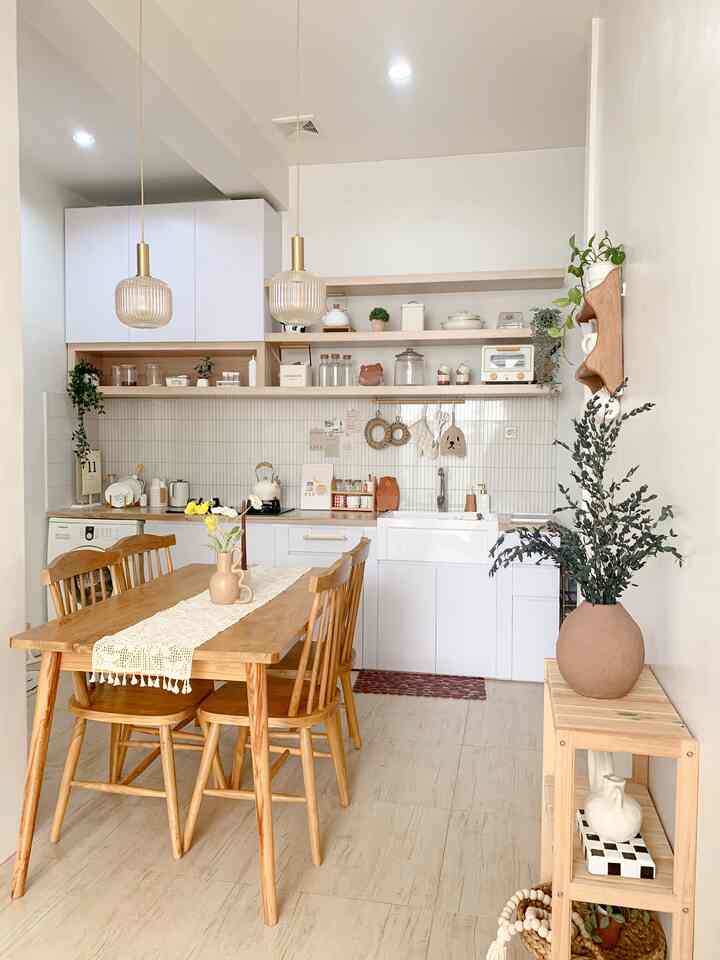 Our favorite room
Ruang makan yang penuh cerita dimulai dari sini. Biasanya  kami menghabiskan waktu di ruangan ini berkumpul bersama keluarga pada malam hari. Beberapa item dekoratif seperti meja makan ini sengaja aku pilih model yang simple dan kekayuan. Senang sekali memiliki beberapa furniture kayu karena memang aku suka model nya. Perlu sampai kurang lebih 2 bulan utk mendapat kan meja makan seperti ini sehingga selama 2 bulan itu pula kita makan hanya di lantai beralaskan tikar hehe.. seru yaa...🤎

#myfavoriteroom
#myhousestory
#myfavoriteitems
